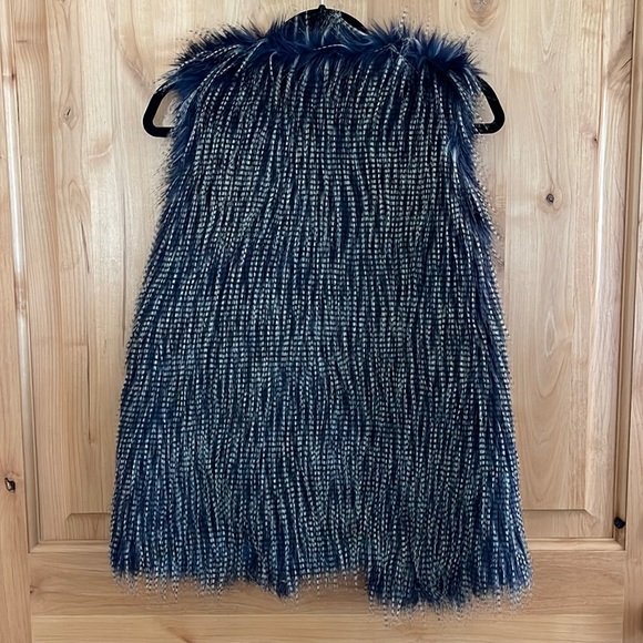 Mossimo Women’s Faux Fur Vest, Size Medium - Picture 2 of 6